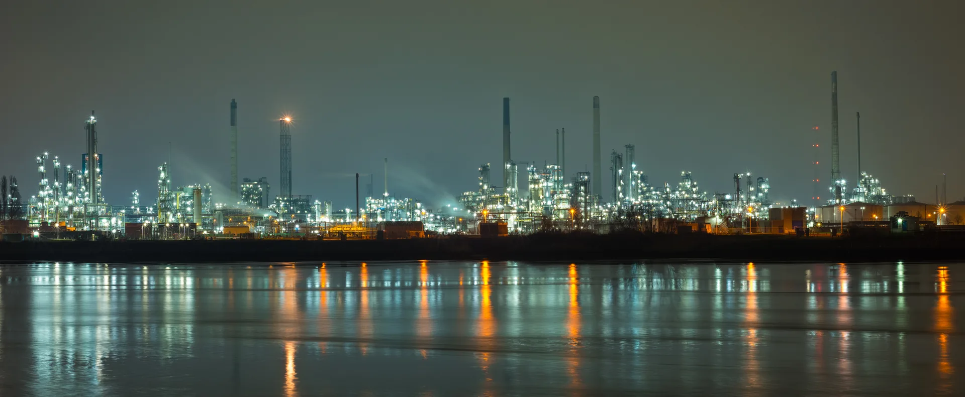 Gece petrokimya tesisi ve suda yansımalar